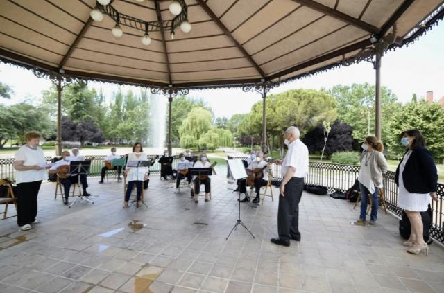 La Orquesta de Pulso y Púa “Entre Amigos” graba una pieza musical con la que celebran su fin de curso
