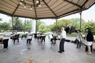 La Orquesta de Pulso y Púa “Entre Amigos” graba una pieza musical con la que celebran su fin de curso