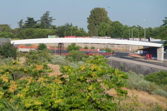 Colocada la estructura superior de la nueva pasarela peatonal y ciclista en la Avenida Pablo VI sobre la M-503 en Pozuelo