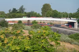 Colocada la estructura superior de la nueva pasarela peatonal y ciclista en la Avenida Pablo VI sobre la M-503 en Pozuelo