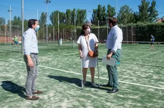 Renovado el césped artificial de las pistas de tenis del polideportivo municipal Carlos Ruiz