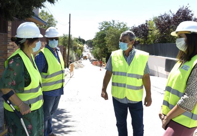 Continúan a buen ritmo las obras de eliminación de barreras arquitectónicas en la C/Burgos de la urbanización La Cabaña