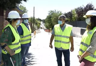 Continúan a buen ritmo las obras de eliminación de barreras arquitectónicas en la C/Burgos de la urbanización La Cabaña