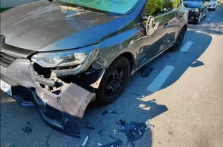 Un vehículo choca contra otros dos aparcados en la Avd de Europa y se da a la fuga