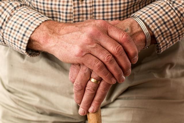 Detenido el director de una residencia de Las Rozas y una médica por drogar a ancianos para robarles dinero
