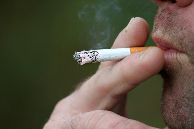 Prohibido fumar en la calle y cierre de las discotecas: Nuevas medidas para frenar el coronavirus