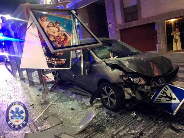 Dos personas heridas tras arrollar un vehículo una parada de autobús