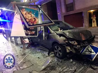 Dos personas heridas tras arrollar un vehículo una parada de autobús