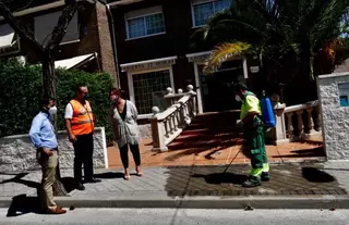 Pozuelo está realizando labores de desinfección a fondo en entradas de residencias, centros de salud, parroquias o mercados