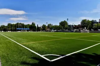 El campo de fútbol de El Pradillo ya cuenta con un nuevo césped artificial que beneficiará a más de un millar de deportistas de la ciudad