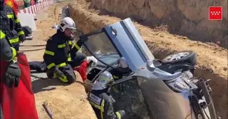 Herida una anciana tras caer a una zanja con su coche