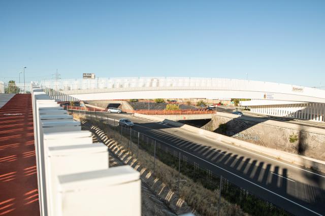 La alcaldesa inaugura una pasarela peatonal y ciclista sobre la M-503 que conecta el casco urbano y las urbanizaciones