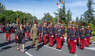 La alcaldesa pide a los vecinos que cuelguen en sus ventanas y balcones la bandera de España