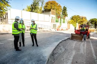 La alcaldesa visita las obras de la calle Javier Fernández Golfín, que avanzan a buen ritmo