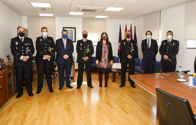La alcaldesa impone las medallas de homenaje al comisario y al inspector de la Policía Nacional de Pozuelo