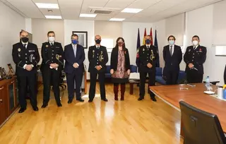 La alcaldesa impone las medallas de homenaje al comisario y al inspector de la Policía Nacional de Pozuelo