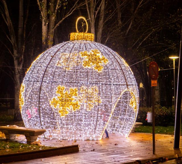 Las luces de Navidad iluminan las calles y plazas de Pozuelo de Alarcón