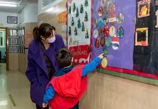 La alcaldesa muestra su apoyo a la educación pública en su visita al CEIP Infanta Elena