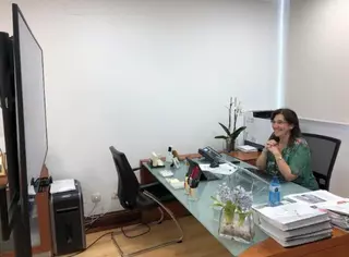 La alcaldesa muestra su apoyo a los vecinos afectados por la ocupación y asegura que la Policía Municipal está 