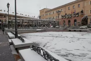Las principales vías de Pozuelo se llenan de sal para hacer frente a la nevada