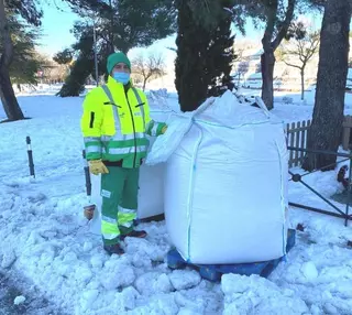 El Ayuntamiento de Pozuelo entregó ayer 24 toneladas de sal en los seis puntos habilitados en la ciudad