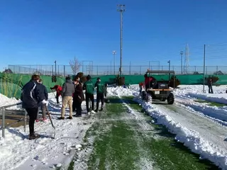 Los clubes deportivos de Pozuelo se han sumado a las labores de retirada de nieve en los exteriores de las instalaciones deportivas 