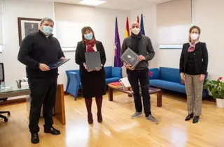 La alcaldesa firma con Cáritas un convenio de colaboración para ayudar a las personas en situación de vulnerabilidad