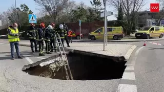 La tierra se traga un coche en Majadahonda