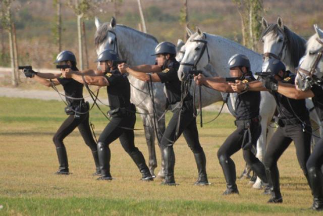 La Unidad Especial de Caballería de la Policía Nacional patrulla en Pozuelo de Alarcón