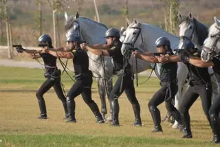 La Unidad Especial de Caballería de la Policía Nacional patrulla en Pozuelo de Alarcón