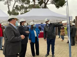 Colocación de la primera piedra para la construcción de la piscina climatizada y un edificio en el polideportivo Carlos Ruiz
