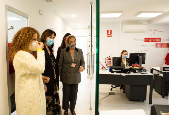 La alcaldesa visita la sede de Cruz Roja en la ciudad para interesarse por el desarrollo de “Pozuelo Responde”