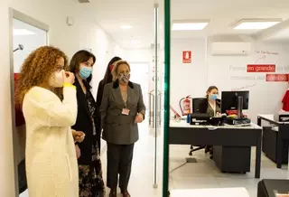 La alcaldesa visita la sede de Cruz Roja en la ciudad para interesarse por el desarrollo de “Pozuelo Responde”