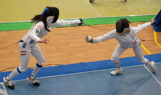 El Club Esgrima Pozuelo consigue dos victorias en la Liga Iberdrola y Ruiz de Mier llega al top 16 en el primer torneo nacional femenino