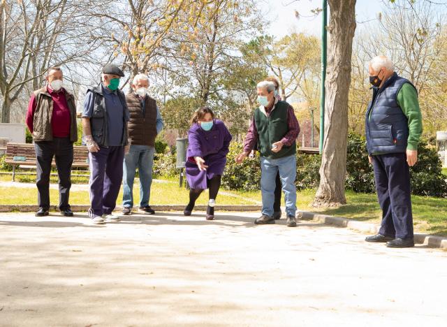 Pérez Quislant visita las nuevas dependencias para los usuarios de los campos de petanca del Parque Alcalde José Martín Crespo