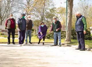 Pérez Quislant visita las nuevas dependencias para los usuarios de los campos de petanca del Parque Alcalde José Martín Crespo