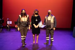 La alcaldesa, en nombre de la ciudad, reconoce la labor de los profesionales y voluntarios que trabajan contra la pandemia y rinde homenaje a las víctimas