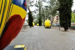 Ocho limones de grandes dimensiones decoran y llenan de color la Avenida de Europa de Pozuelo