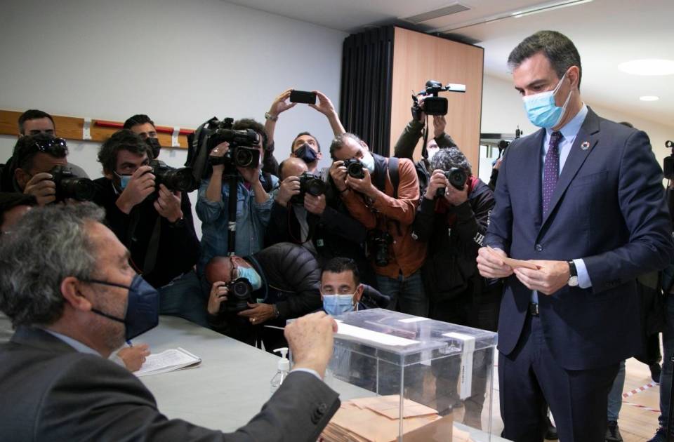 Pedro Sánchez abucheado tras votar en el Espacio Cultural Volturno de Pozuelo