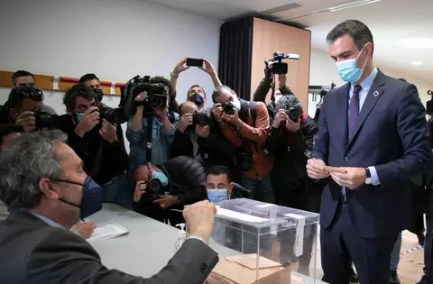 Pedro Sánchez abucheado tras votar en el Espacio Cultural Volturno de Pozuelo