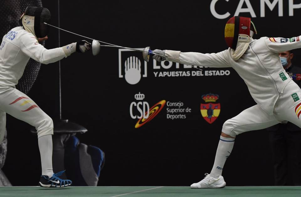 Juan Pedro Romero del Club Esgrima Pozuelo se cuelga la medalla de plata en el último torneo nacional sénior 