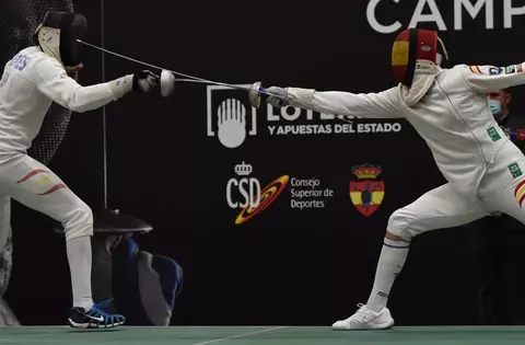 Juan Pedro Romero del Club Esgrima Pozuelo se cuelga la medalla de plata en el último torneo nacional sénior 