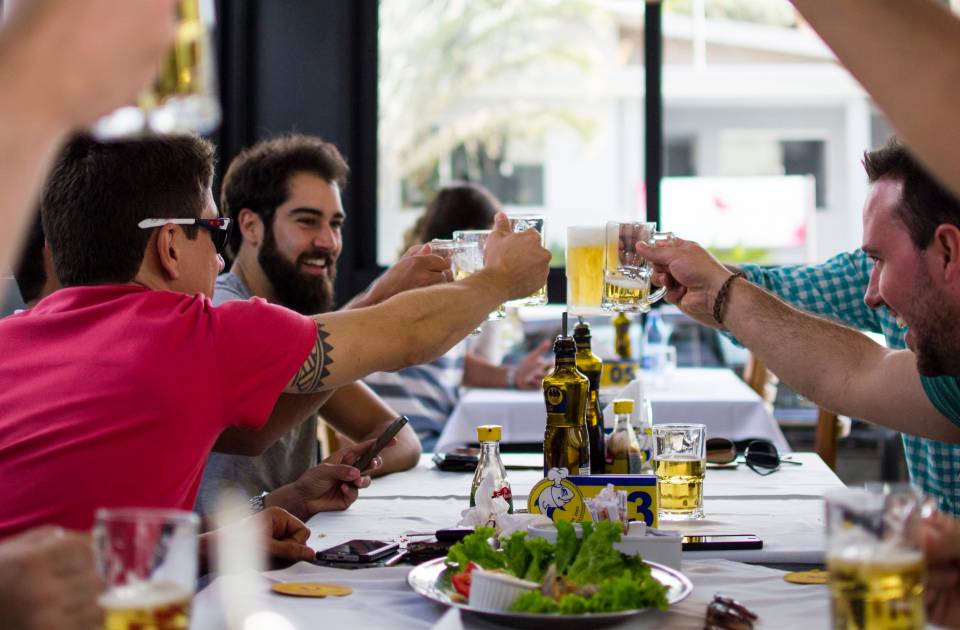 Bares y restaurantes: abiertos hasta más tarde y más comensales por mesa a partir del lunes en la Comunidad de Madrid