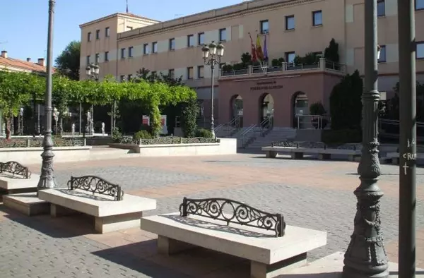 El Ayuntamiento acondiciona el pavimento de la Plaza Mayor de Pozuelo tras su deterioro por el temporal Filomena