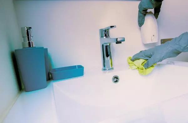 "Te pago 2€ por hacerme la cama y ponerme los zapatos", una abusiva oferta laboral en Pozuelo se vuelve viral