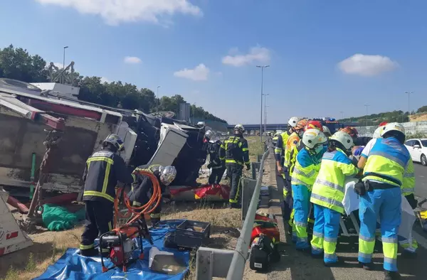 Aparatoso accidente en la M50 a la altura de Boadilla:  vuelca un camión y el conductor queda atrapado en el interior