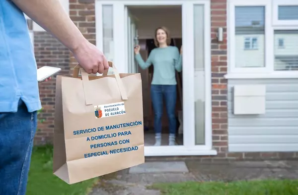 Pozuelo estrena un servicio de entrega a domicilio de alimentos preparados para personas con especial necesidad