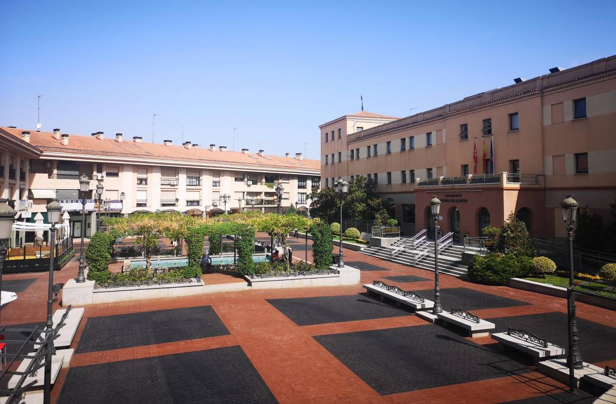 La Plaza Mayor de Pozuelo luce nueva imagen tras los trabajos de acondicionamiento de su pavimento de hormigón