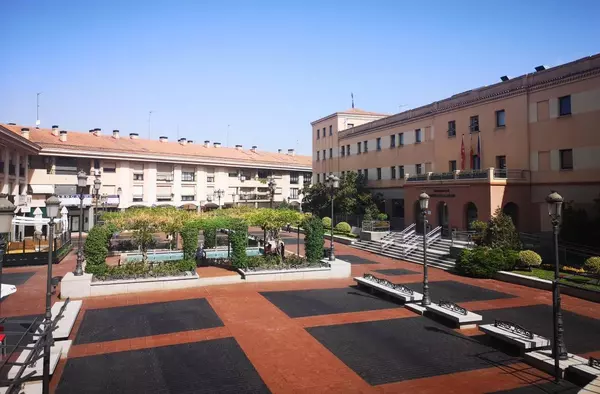 La Plaza Mayor de Pozuelo luce nueva imagen tras los trabajos de acondicionamiento de su pavimento de hormigón