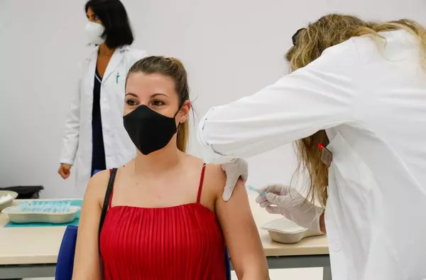La Comunidad de Madrid comienza a administrar segundas dosis de la vacuna sin cita previa